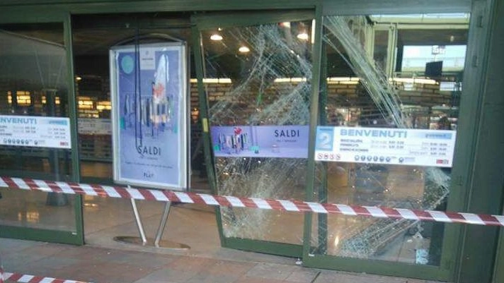 Le porte del centro commerciale sfondate dall’auto ariete (Mignardi)