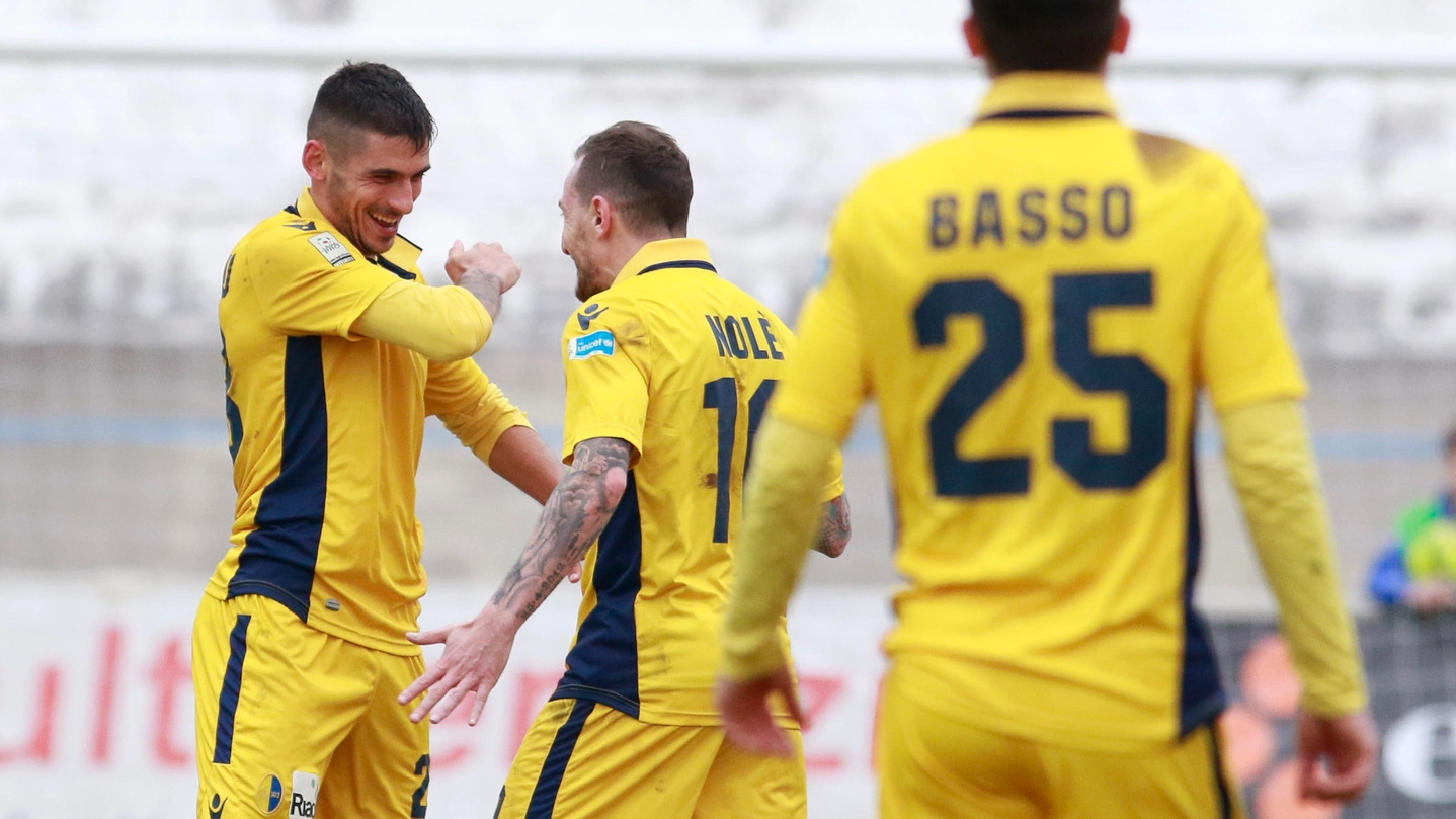 Nolè e Popescu festeggiano dopo il gol dell’1-0. Le loro marcature  hanno regalato la vittoria al Modena