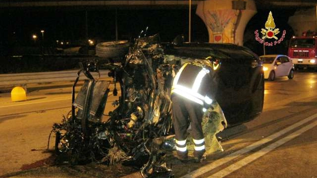 L'auto caduta dal viadotto in via Mattei (Foto Vigili del fuoco)