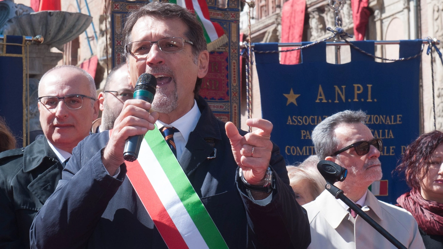 Il sindaco Virginio Merola sul palco delle celebrazioni del 71esimo della Liberazione