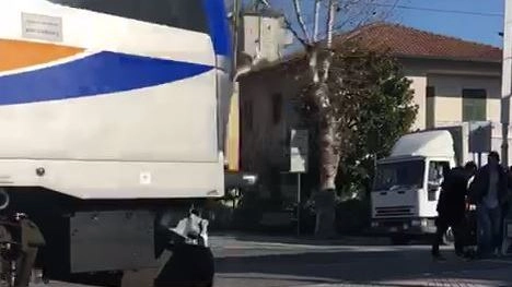 Un ‘frame’ del video postato sui social, in cui si vede chiaramente la barra alzarsi e rimanere alzata nonostante il treno stia passando