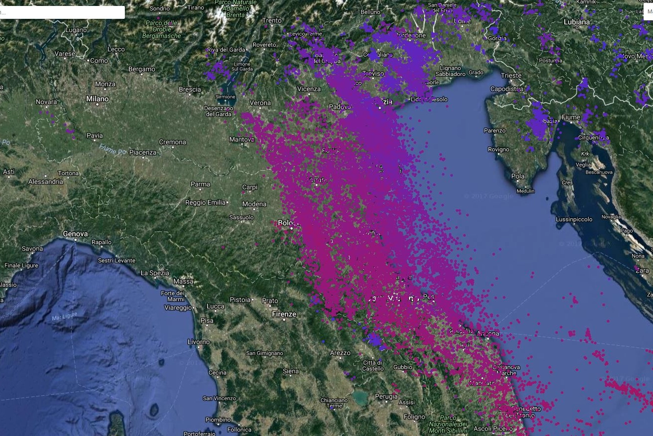 La mappa satellitare dei fulmini caduti ieri sera
