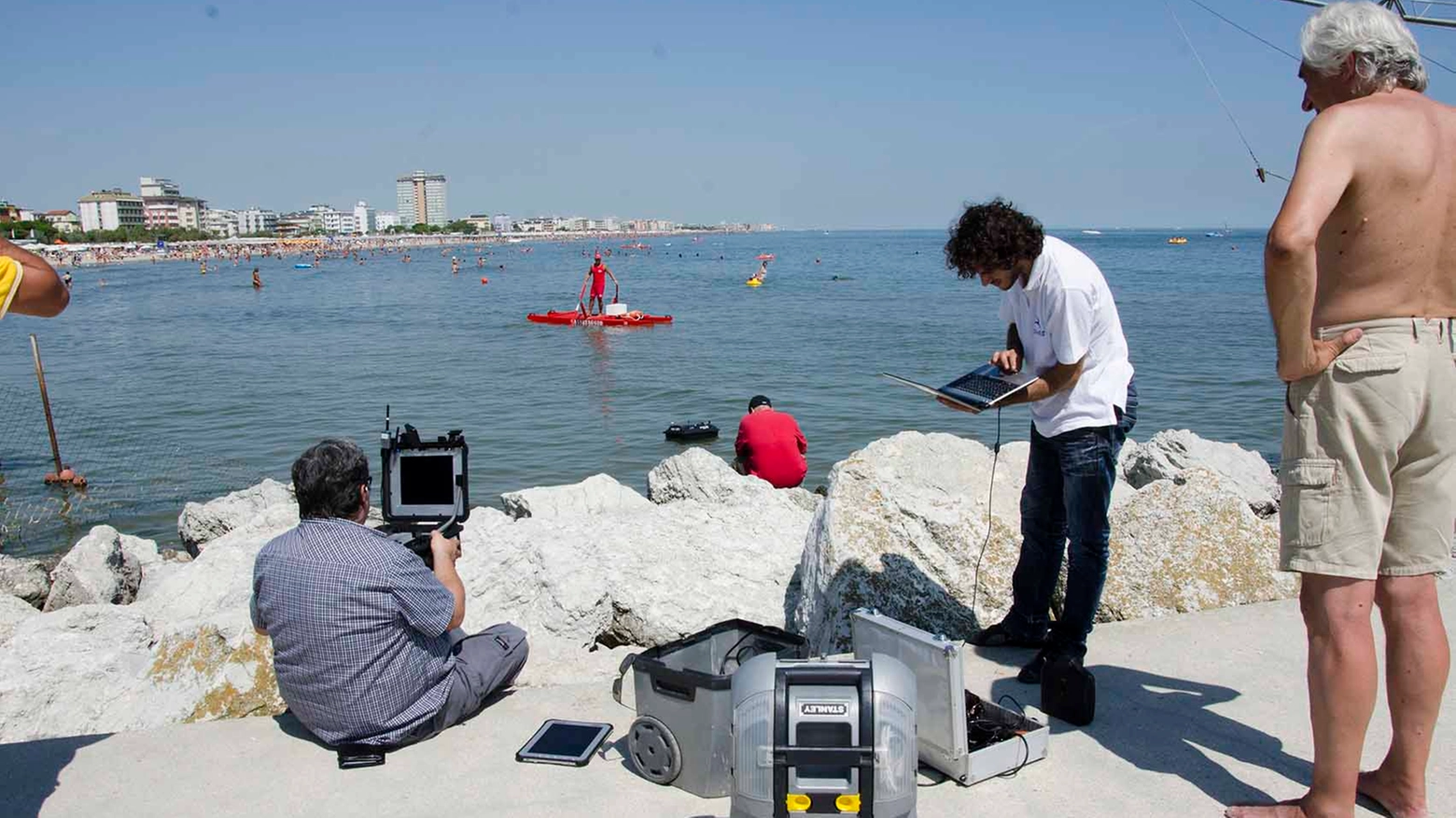 Cervia, drone e battellino radiocomandati per rilevare frammenti di bomba (foto Zani)