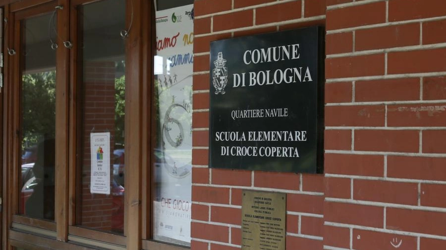 L’ingresso della scuola elementare Croce Coperta a Bologna