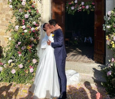 Simone Verdi sposa la fidanzata Laura Della Villa, nozze da sogno al castello