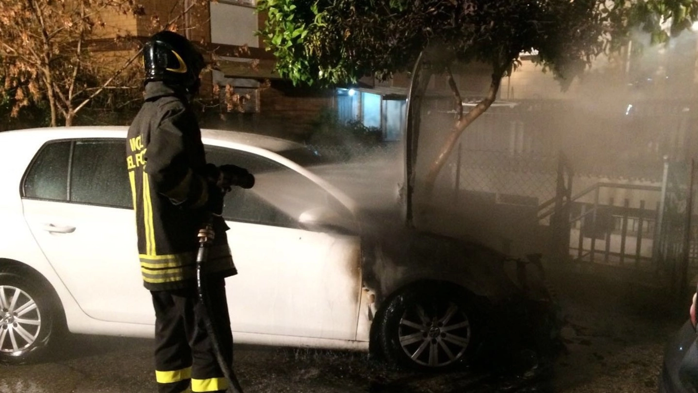 Una delle auto andate in fiamme in via Alfieri, a Porto Sant’Elpidio