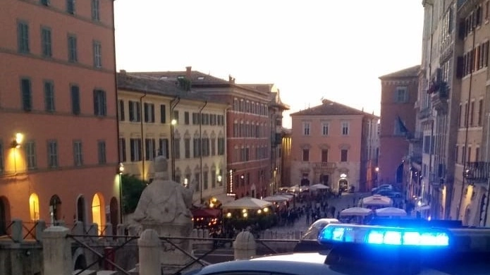 La polizia in piazza del Papa, cuore della movida nel capoluogo