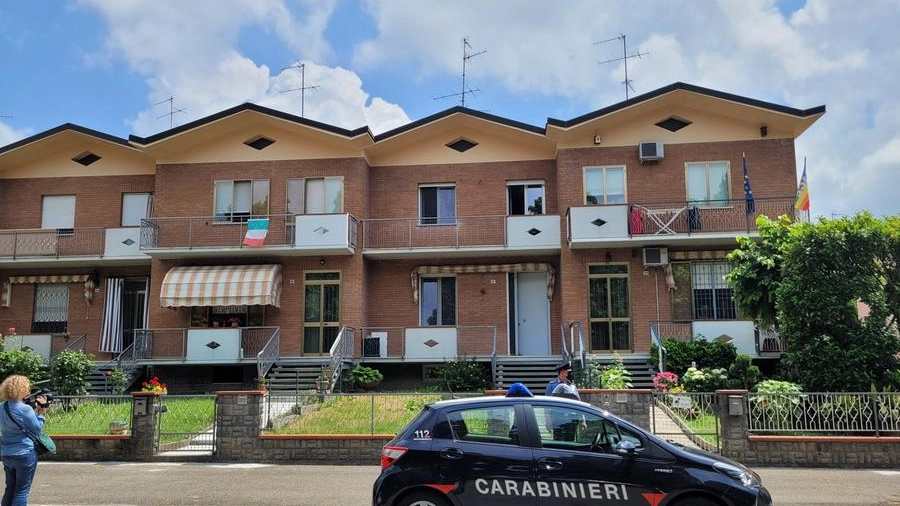 Soliera, i carabinieri davanti alla casa della tragedia (Fotofiocchi)