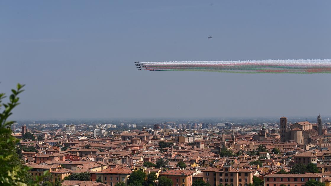 Frecce Tricolori a Bologna: tutti con il naso all'insù per lo show dei cieli