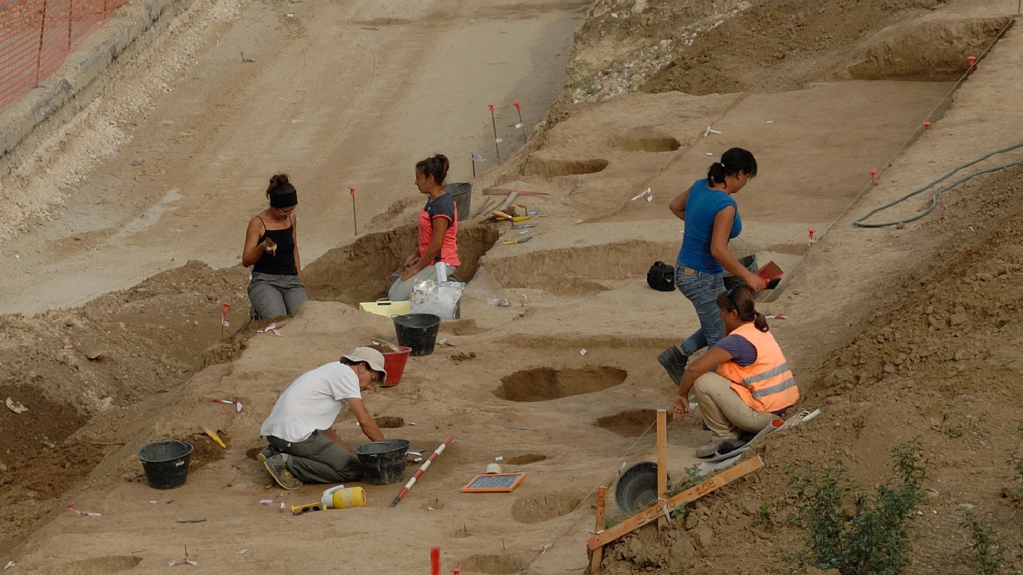 Gli archeologi coordinati dalla Soprintendenza al lavoro nell’area interessata dai reperti
