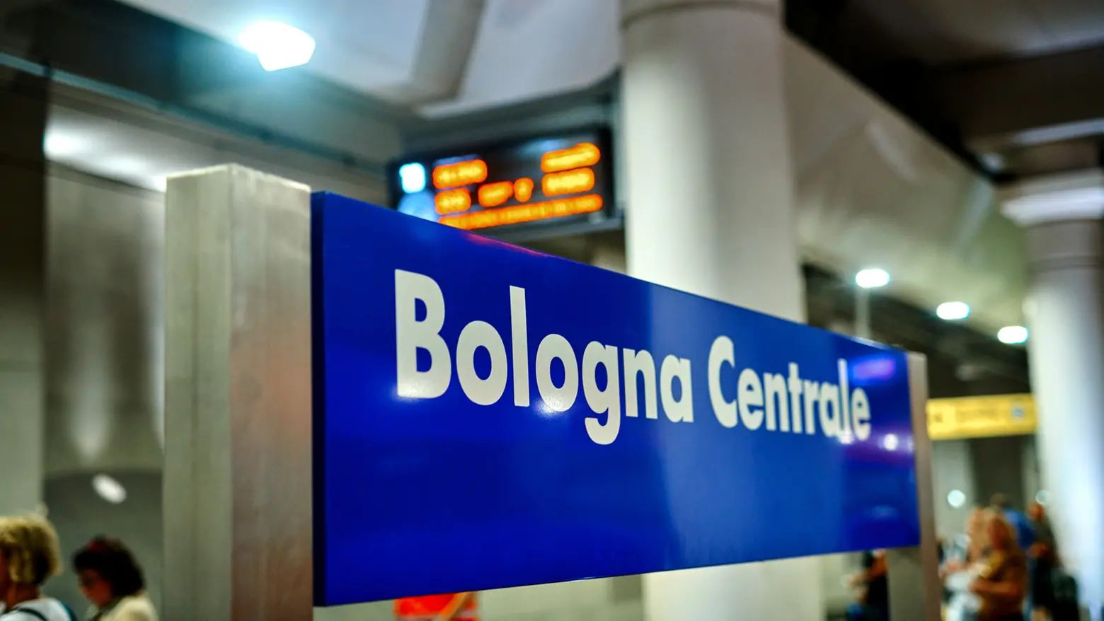 La stazione di Bologna: un bambino di 11 anni vagava solo sui binari e la polizia ferroviaria l'ha aiutato a riabbracciare sua madre