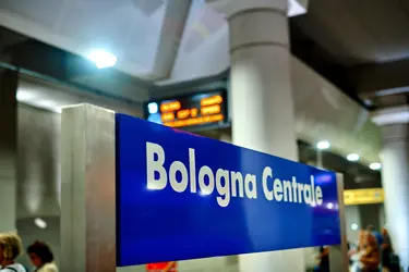 Bologna, bimbo scende dal treno e resta solo in stazione. Riabbraccia la mamma grazie alla polizia