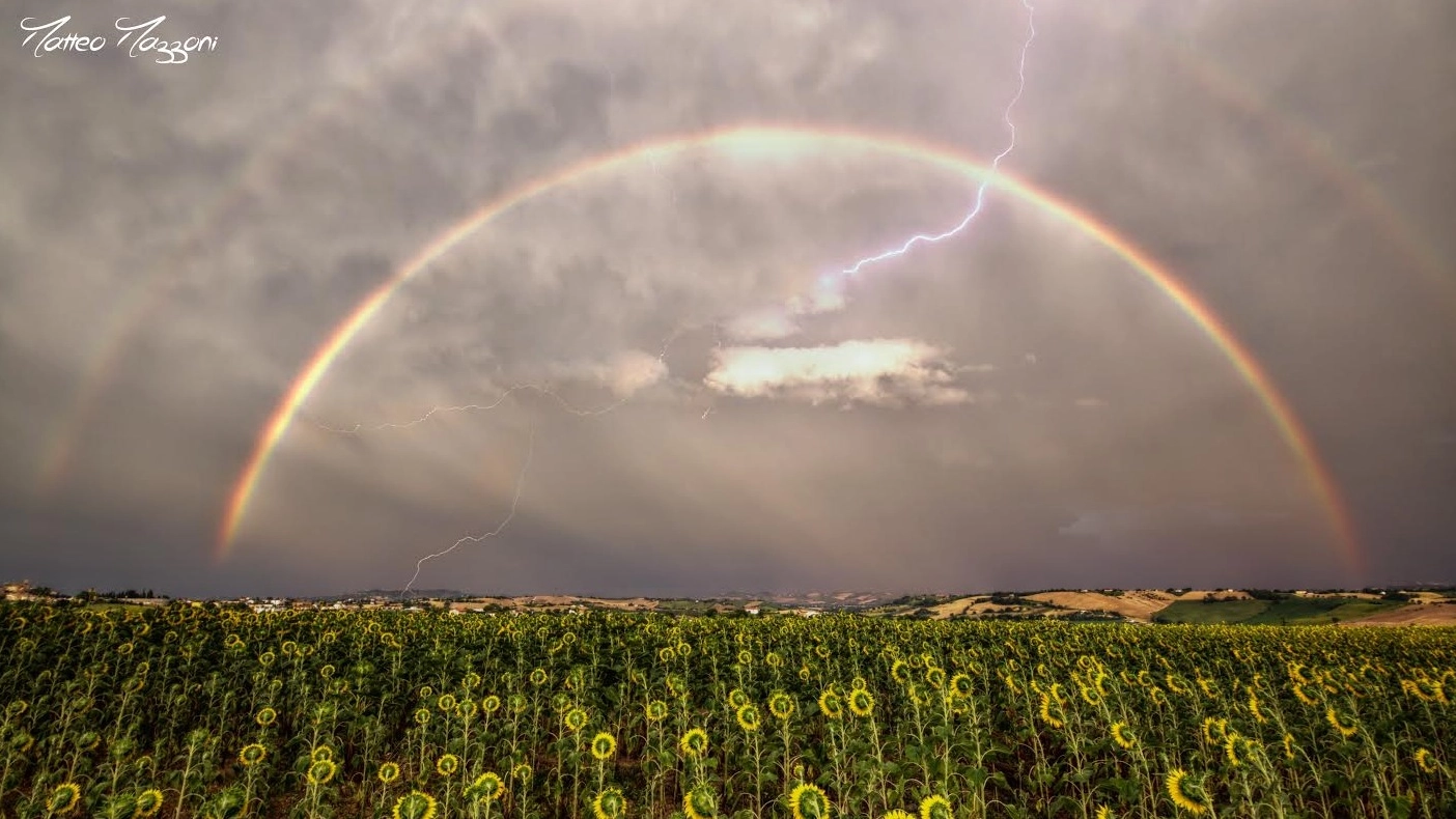 Il fulmine nell’arcobaleno (foto Matteo Mazzoni)