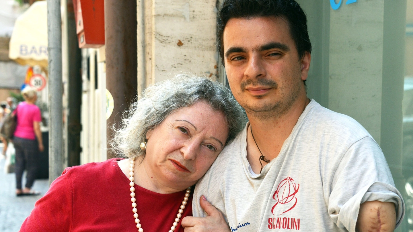 Stefano Gambini con la madre Idelisa Pascale davanti alla Questura