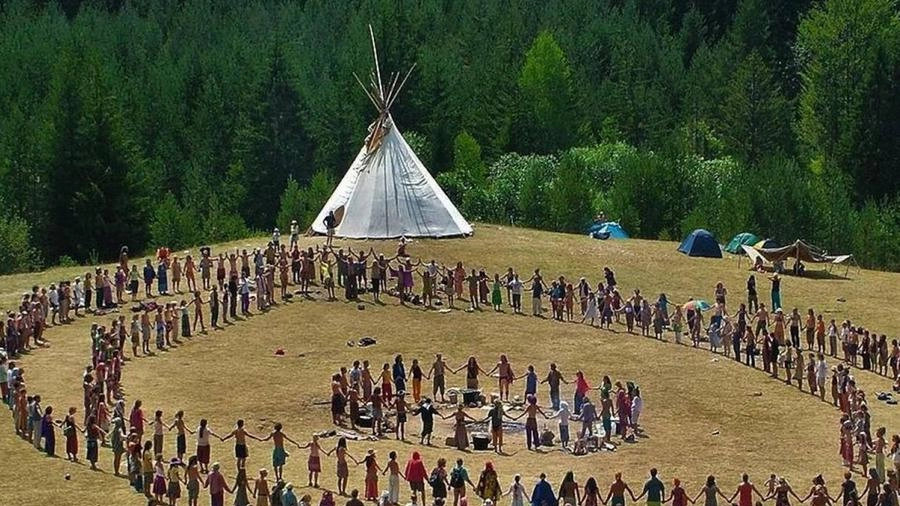 Al raduno hippy sui boschi dell’Appennino tosco romagnolo partecipano centinaia di persone