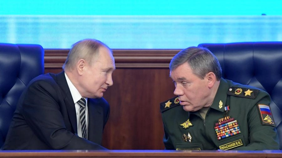 Il capo di stato maggiore russo Gerasimov (ucciso) con il presidente Putin
