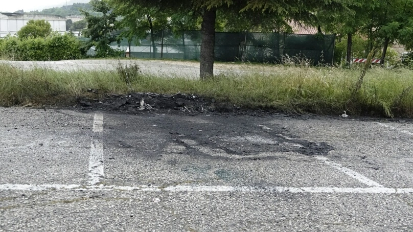 Il luogo dove è bruciata l'auto (foto Zeppilli)