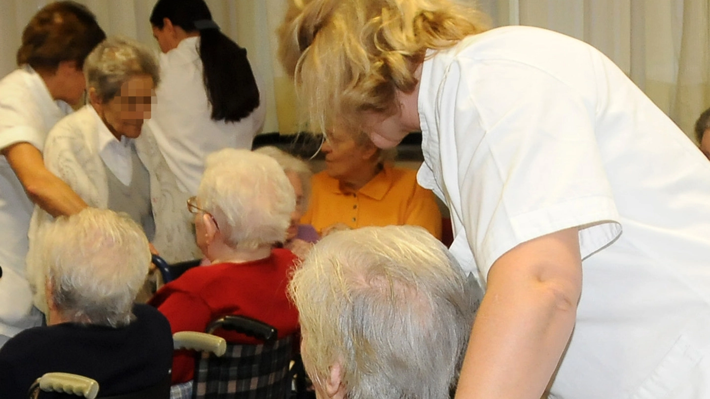 Anziani in una casa di riposo (Foto d'archivio)
