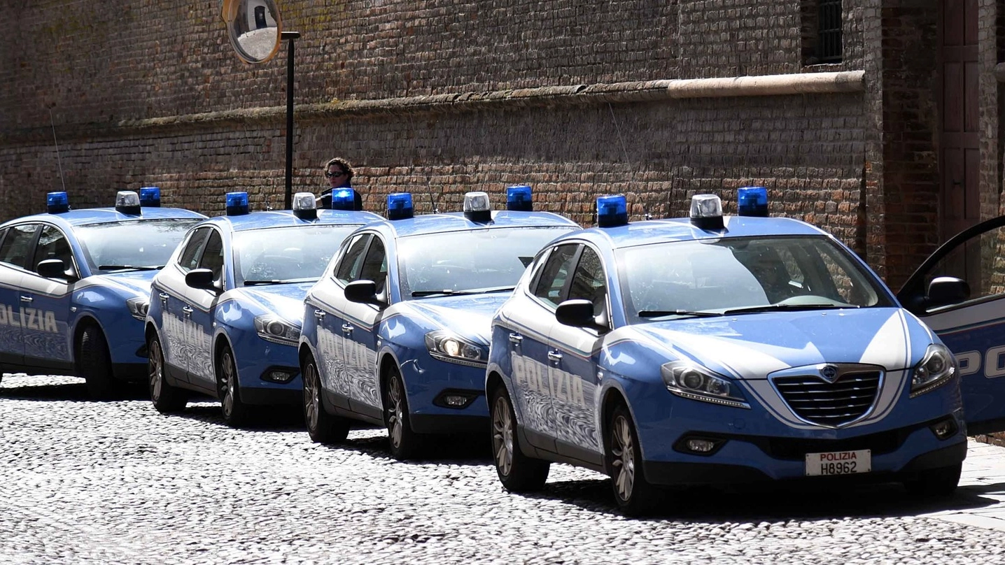 Le auto della polizia di Ferrara (foto archivio Businesspress)