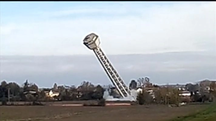 Un fermo immagine del video sulla demolizione della torre dell'acquedotto