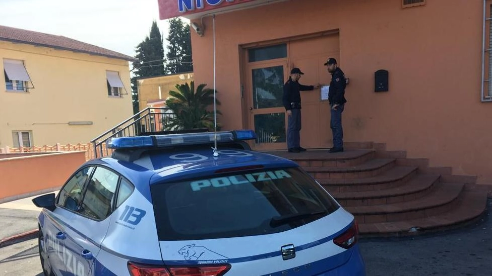 La polizia mentre mette i sigilli all’ingresso del nightclub Kristal di Piediripa