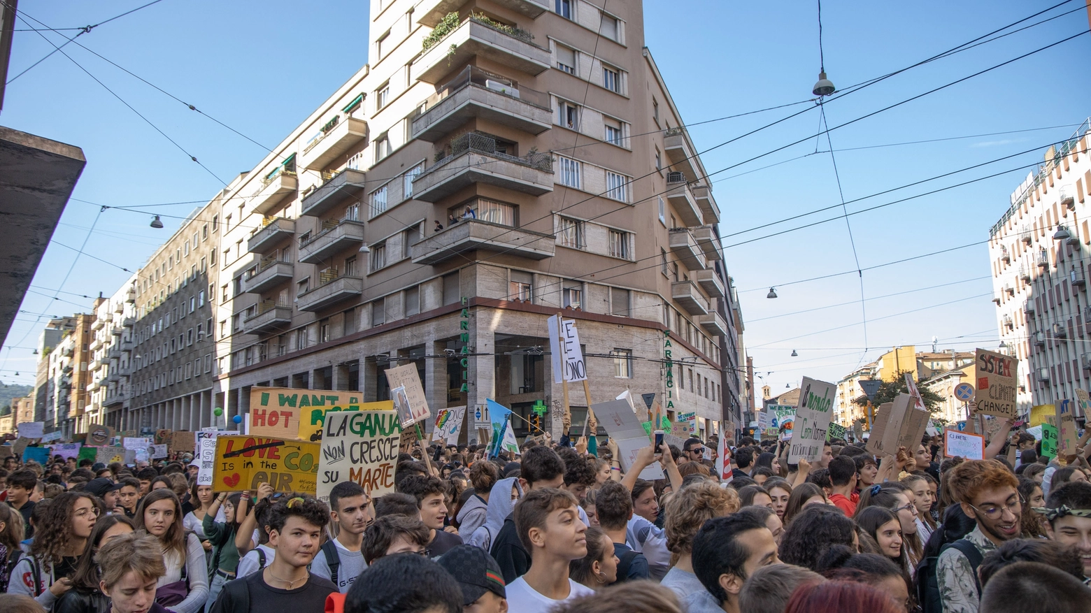 La marea degli studenti in strada a Bologna (foto Schicchi)