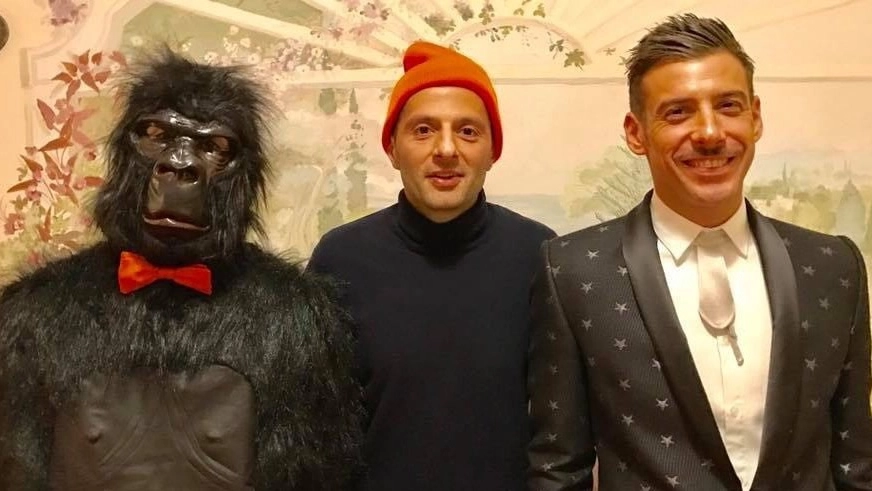 Daniele Alessandrini al centro tra Francesco Gabbani e la scimmia nei giorni del Sanremo 2017