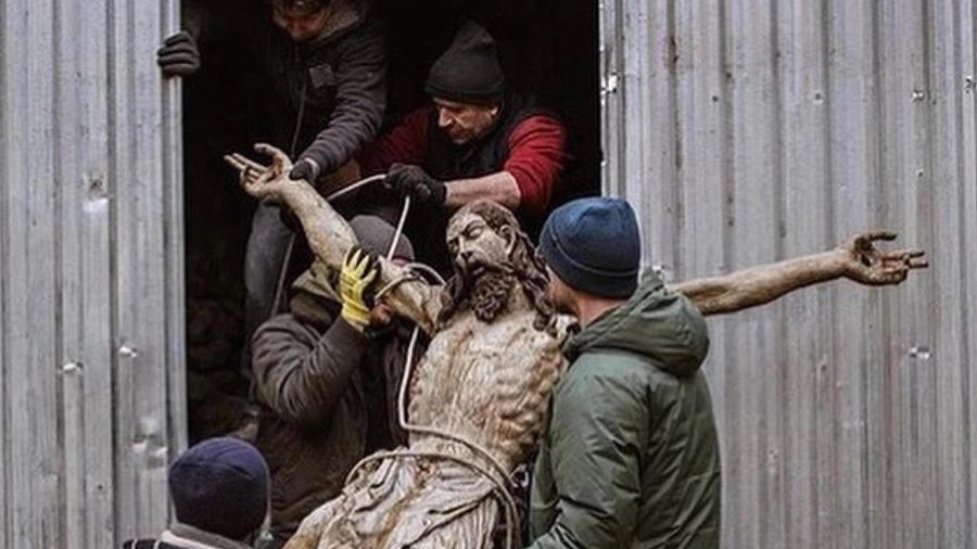 La statua del Cristo Salvatore della cattedrale armena di Leopoli portato al sicuro
