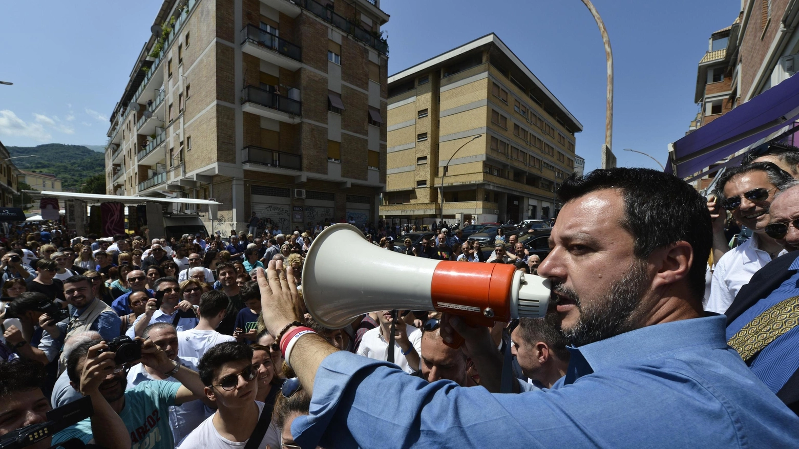 Il ministro dell'Interno Matteo Salvini visita il mercato di via Recanati ad Ascoli (Ansa)