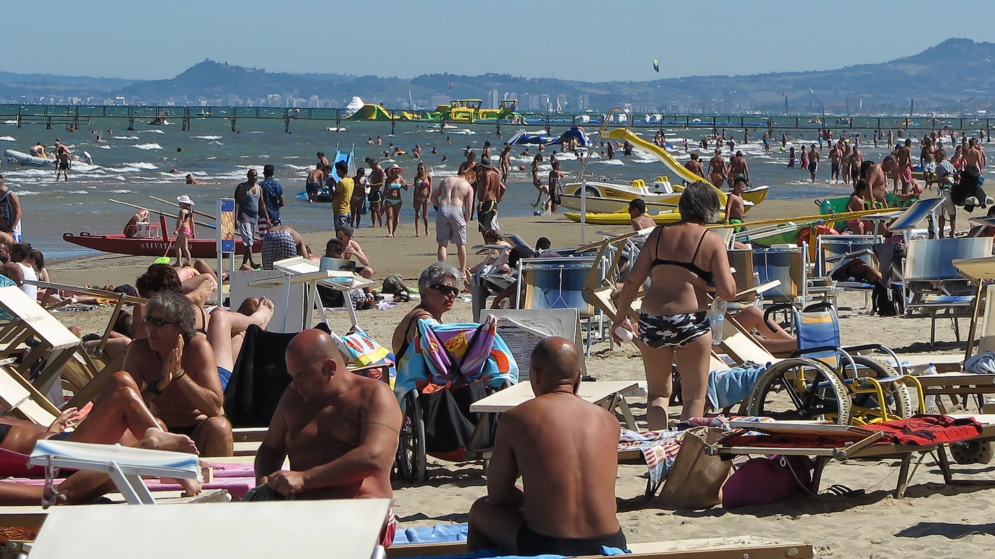 Turisti in spiaggia a Rimini