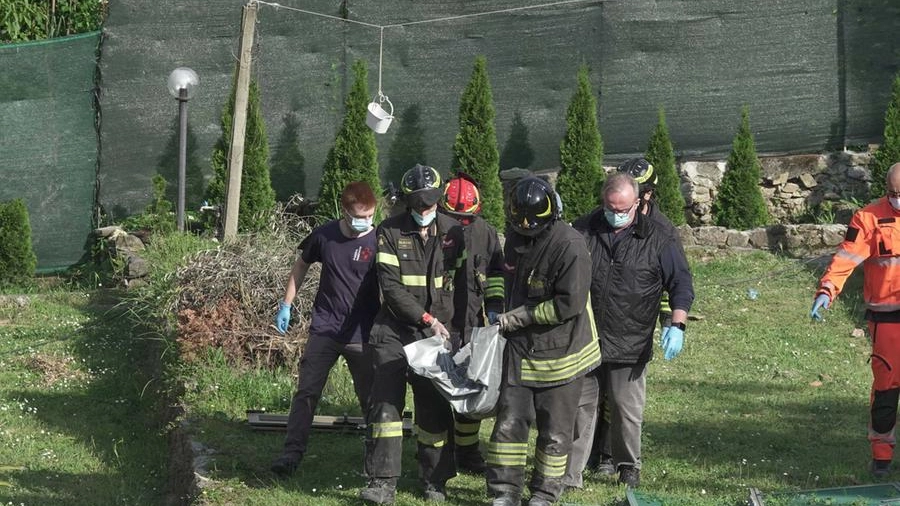 l corpo di Beniamino De Masi viene trasportato dai vigili del fuoco che lo hanno estratto 