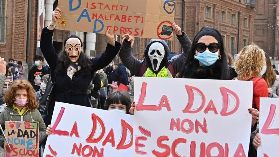 Protesta contro la Dad (Torino, marzo 2021 - Foto Ansa)