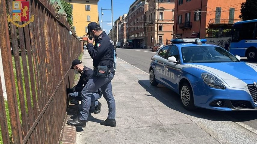 I poliziotti cercano il telefono rubato