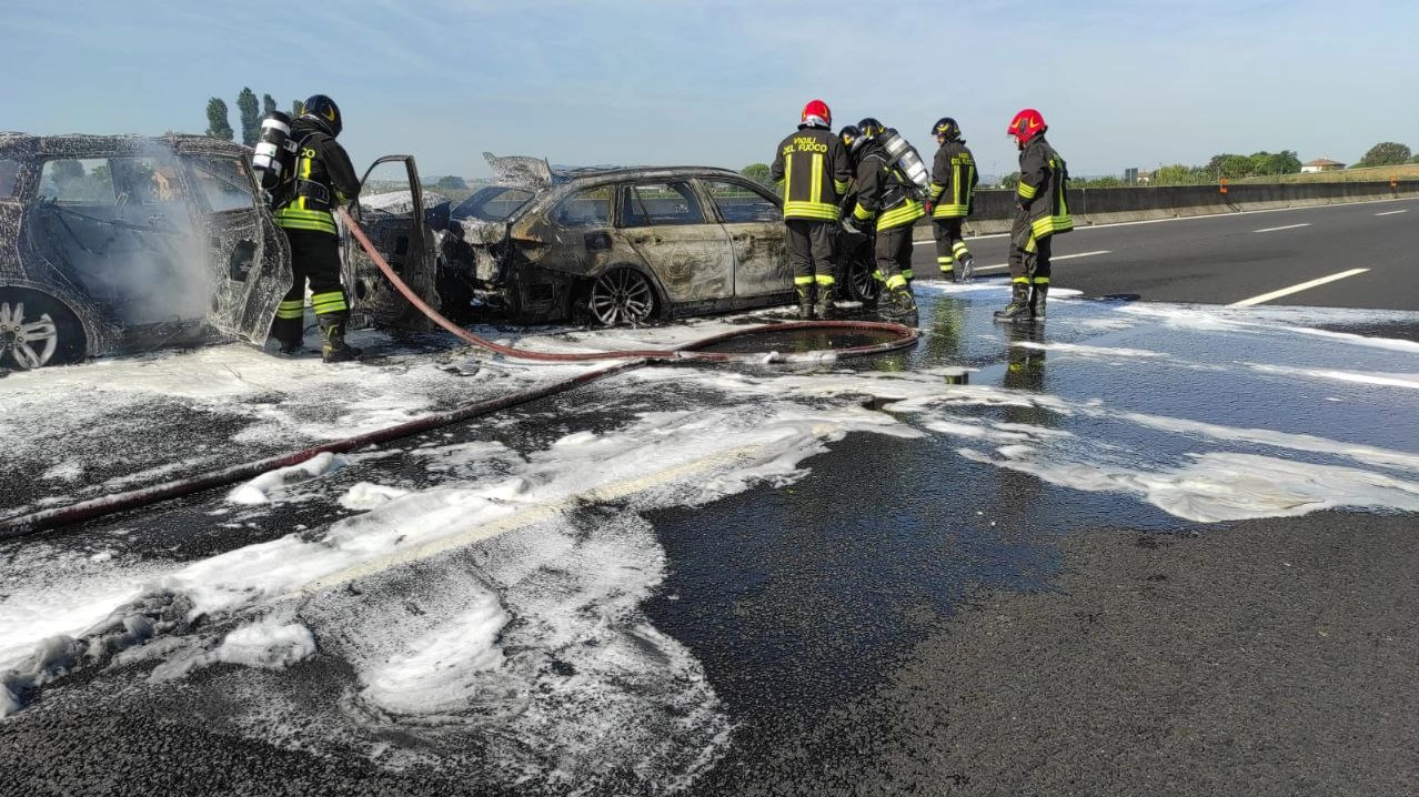 Auto in fiamme in A14: l'intervento dei vigili del fuoco