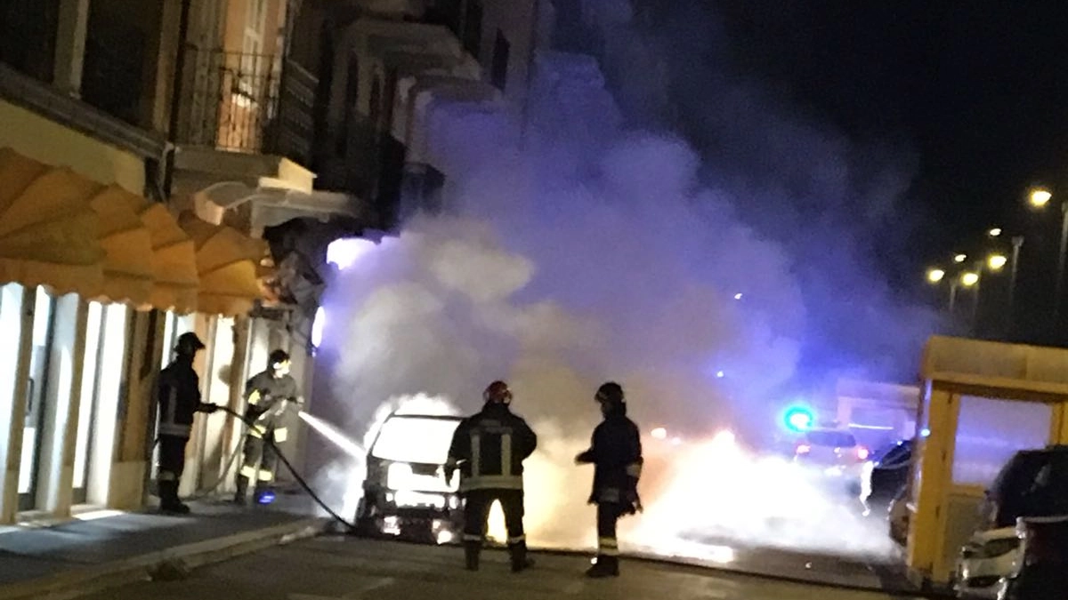 Auto in fiamme a Porto Recanati