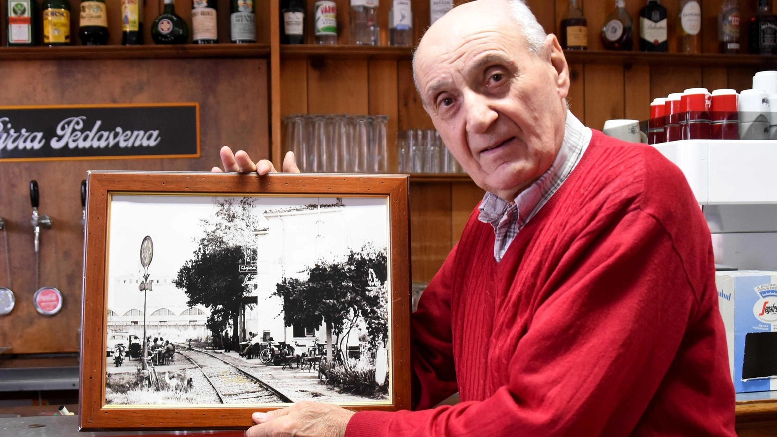 Franco Baglioni mostra una foto storica della trattoria Gigina