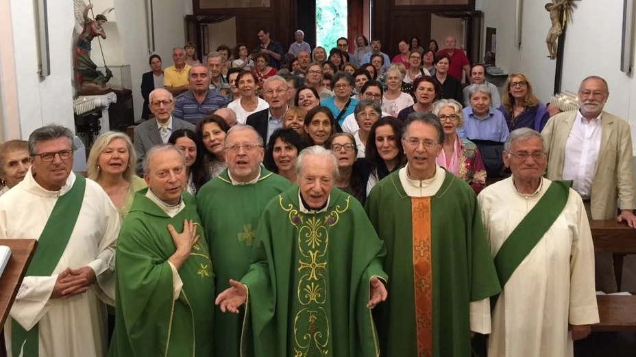Nelle foto don Probo Vaccarini ai festeggiamenti con i fedeli lo scorso anno
