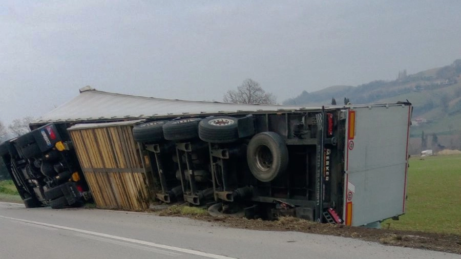 Il camion che si è rovesciato a Petritoli (Foto Zeppilli)