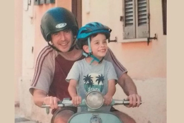 Il piccolo Mattia Luconi in vespa con il papà Tiziano