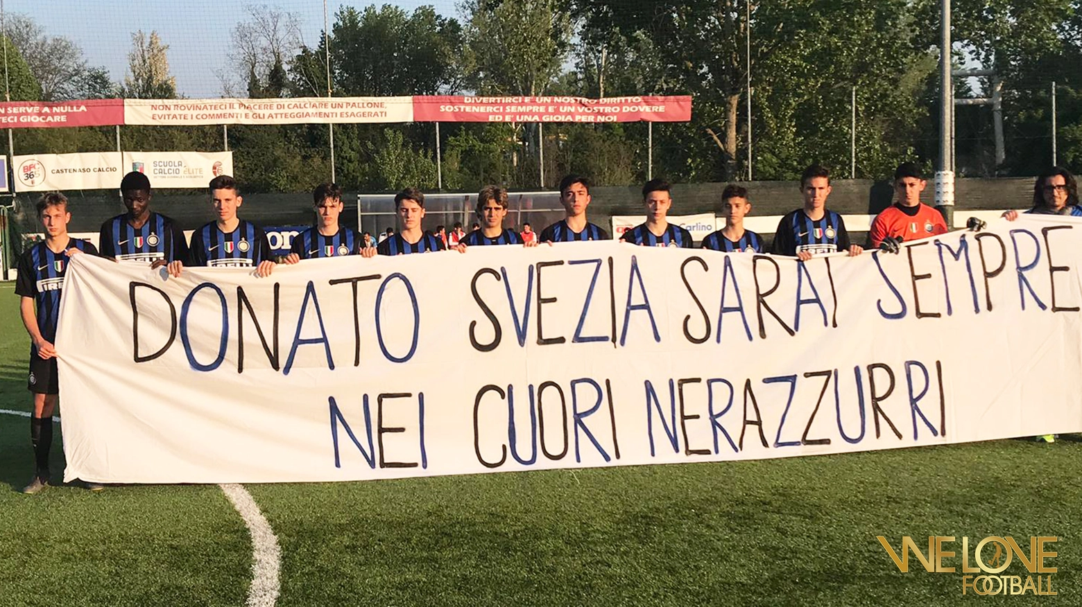 L'Inter con lo striscione in memoria di Donato Svezia