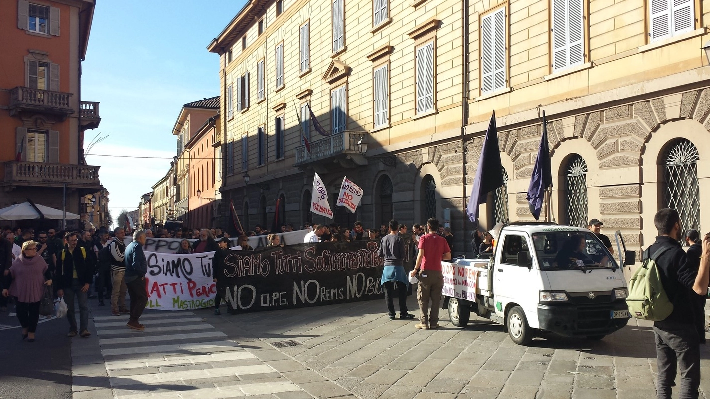 La manifestazione organizzata da Rete Antipsichiatrica in via Emilia
