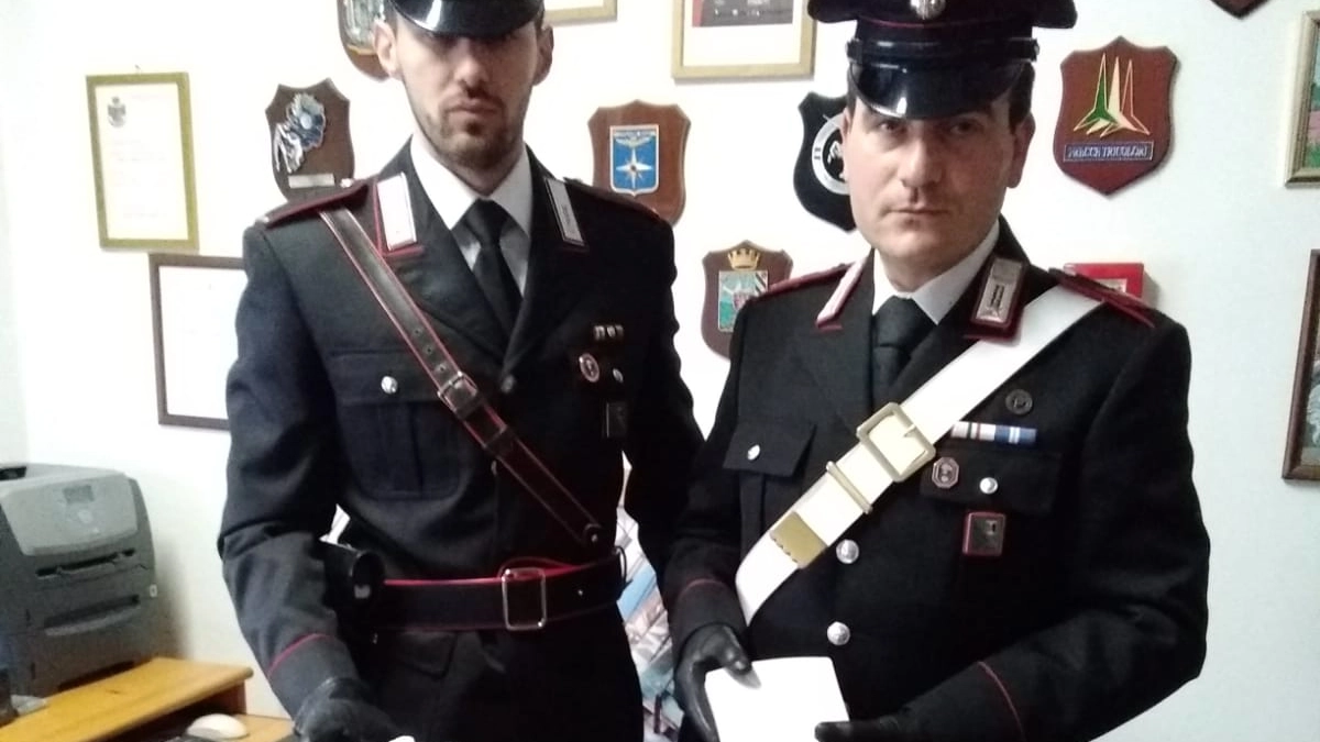 I carabinieri di Terre Roveresche con la droga e il  materiale sequestrato al 33enne