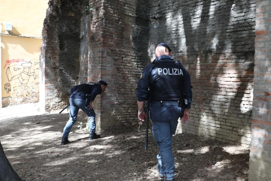 I controlli della polizia in via Boldrini