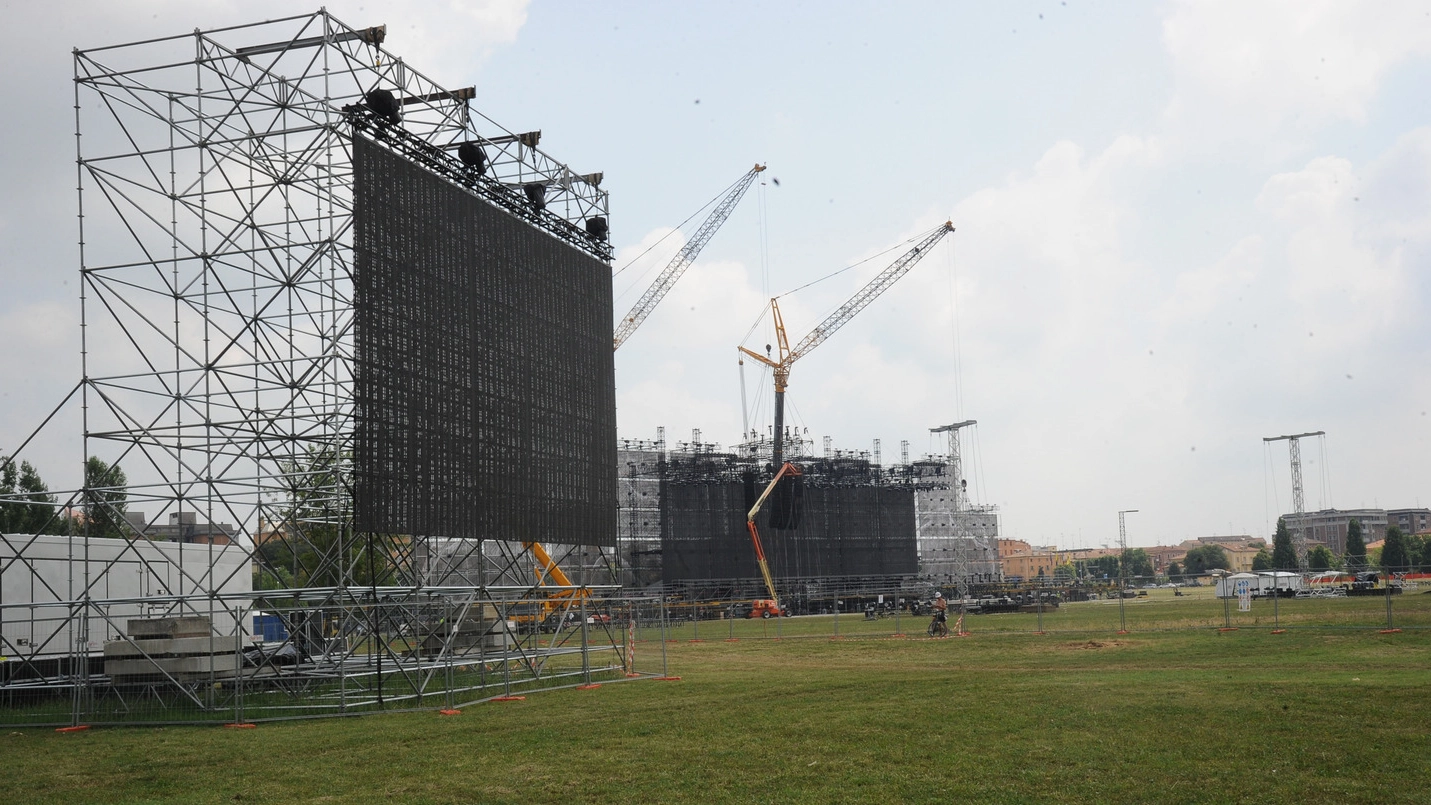 Il palco in fase di costruzione