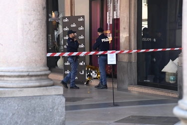 Trovato morto oggi in via Rizzoli a Bologna, il dramma di un senzatetto