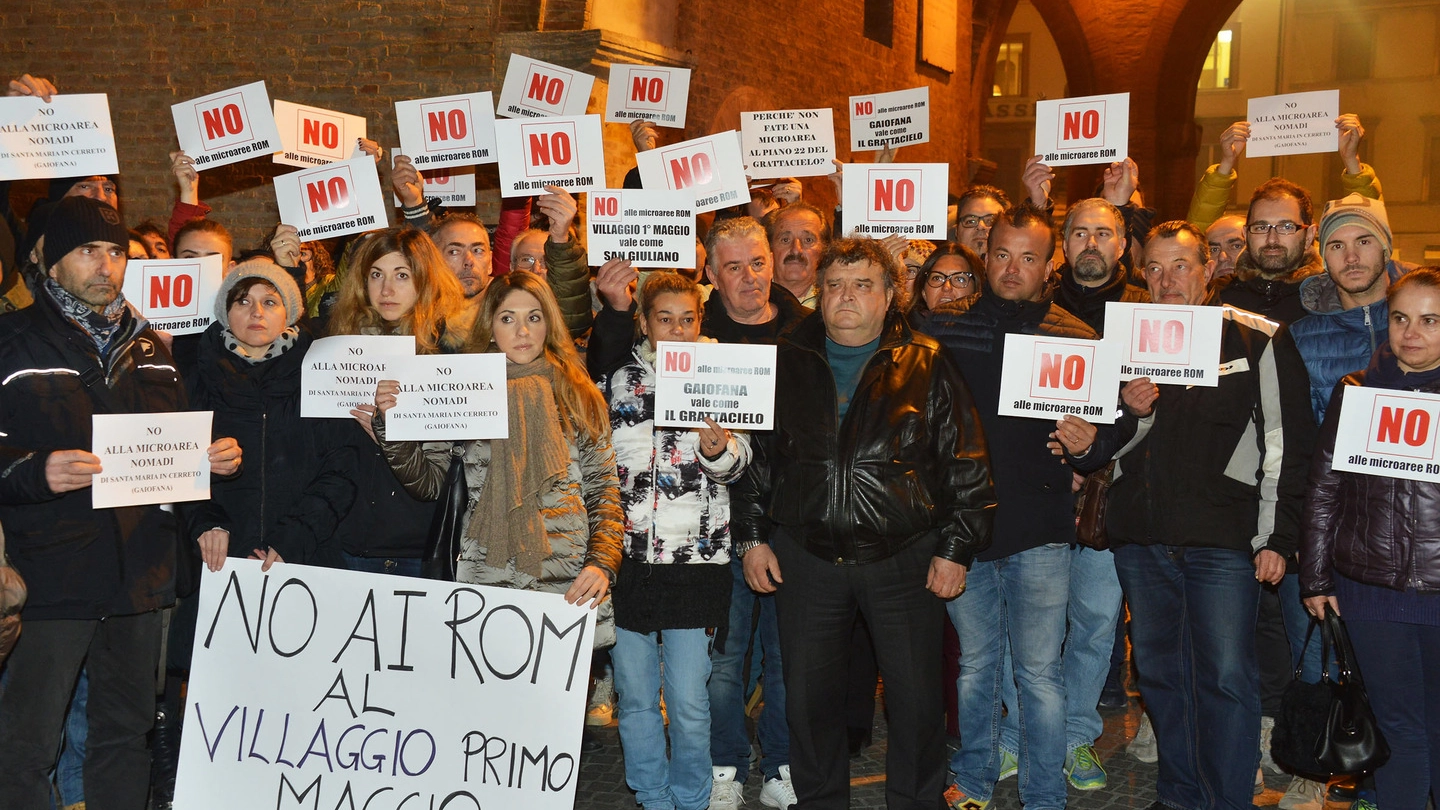 Rimini, la protesta dei residenti fuori dal consiglio comunale (foto Migliorini)