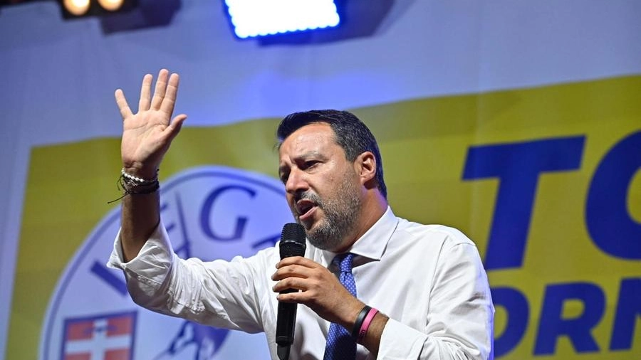 Matteo Salvini durante un comizio a Torino (Ansa)