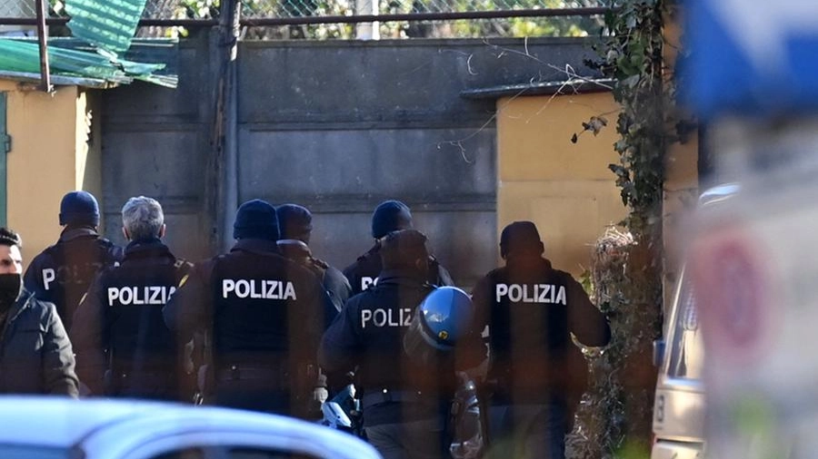 La polizia all'ex caserma Stamoto (FotoSchicchi)
