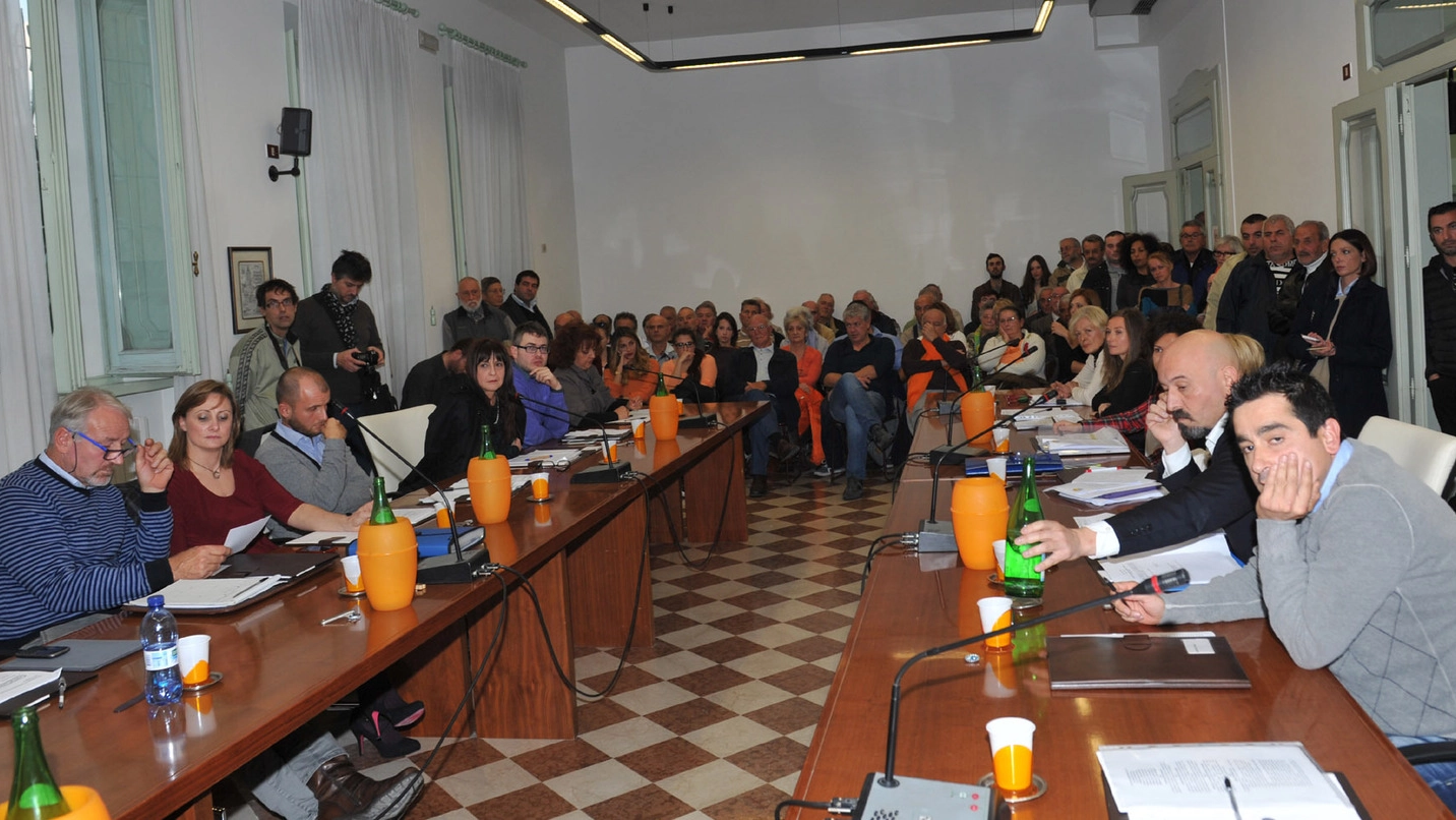 Il consiglio comunale di Porto Recanati (foto Vives)