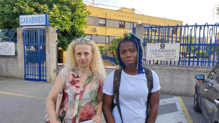 Beauty insieme all'avvocato Filomena Pedullà davanti alla stazione dei carabinieri (Ansa)